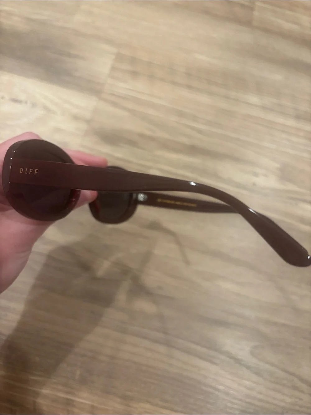 DIFF LAINEY - DARK CHERRY LACQUER + GREY SUNGLASSES